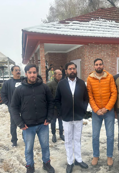 M J CABS। Kashmir Cab Service | Taxi Service in Srinagar | Cab Service in Kashmir | Taxi Booking Srinagar business photograph