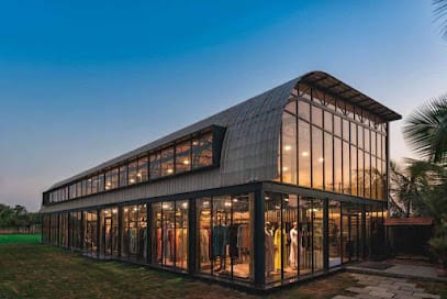 Saanjaa – Women’s Designer Fashion Store business photograph