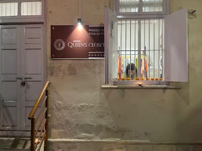 QUEEN'S CLOSET business photograph