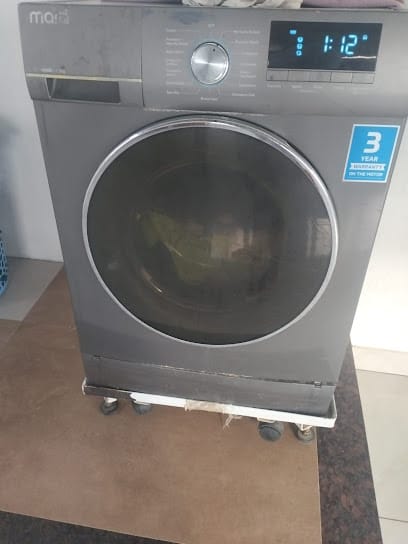 R N Electronics business photograph