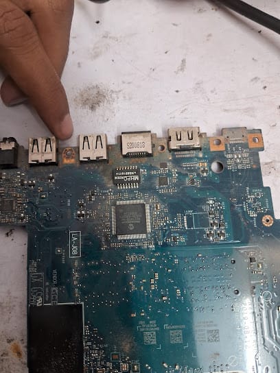 Home service laptop computer repair shop business photograph