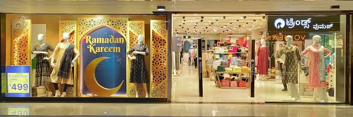 TRENDS WOMAN business photograph