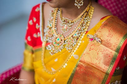 Pelli Poola Jada business photograph