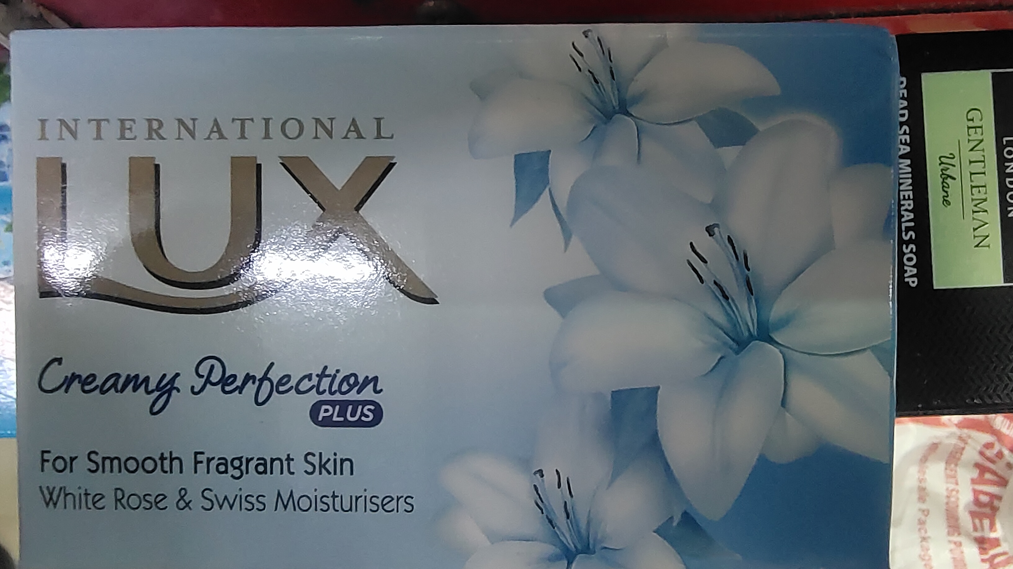 Lux Bathing Soap International Creamy Perfection