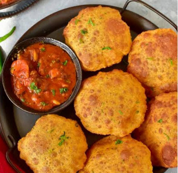 Bedmi poori sabji with curd (4pcs)