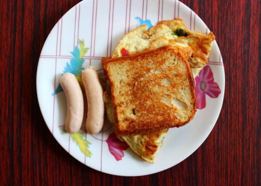 3 butter toasted bread + omelete 1 + chicken sausage 2