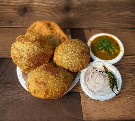 Bedmi Poori With Aloo Sabzi [4 Pooris]