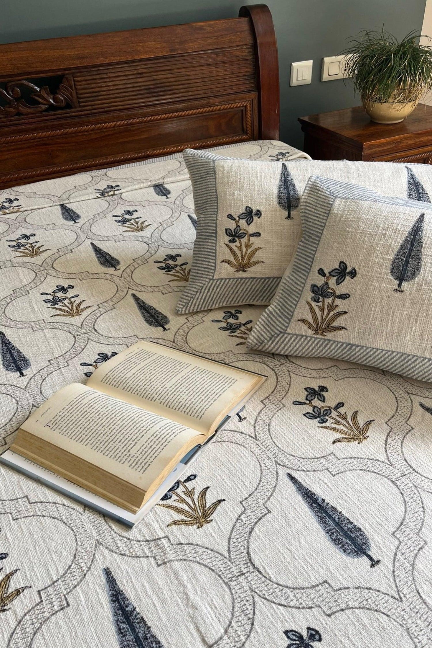 Suhana Cypress handloom bedcover : Traditional Art King size (90x108 inches) view 2