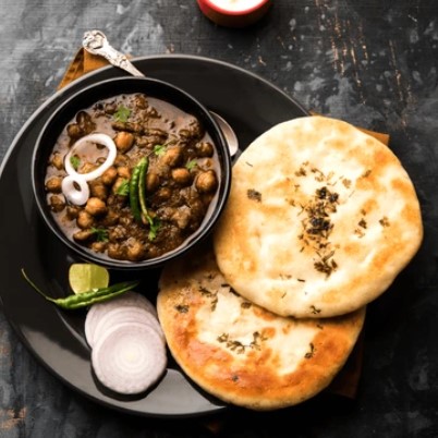 Chole aloo pyaaz amritsari kulcha