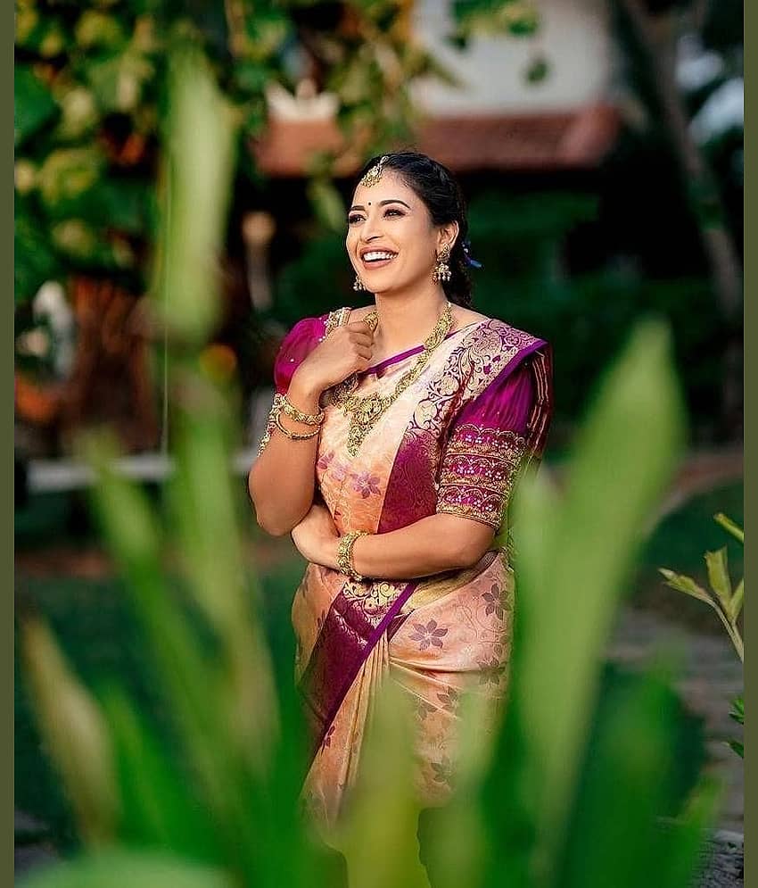 BLEESBURY Banarasi Silk Embellished Saree With Unstitched Blouse Piece ( Navy Blue ) view 2
