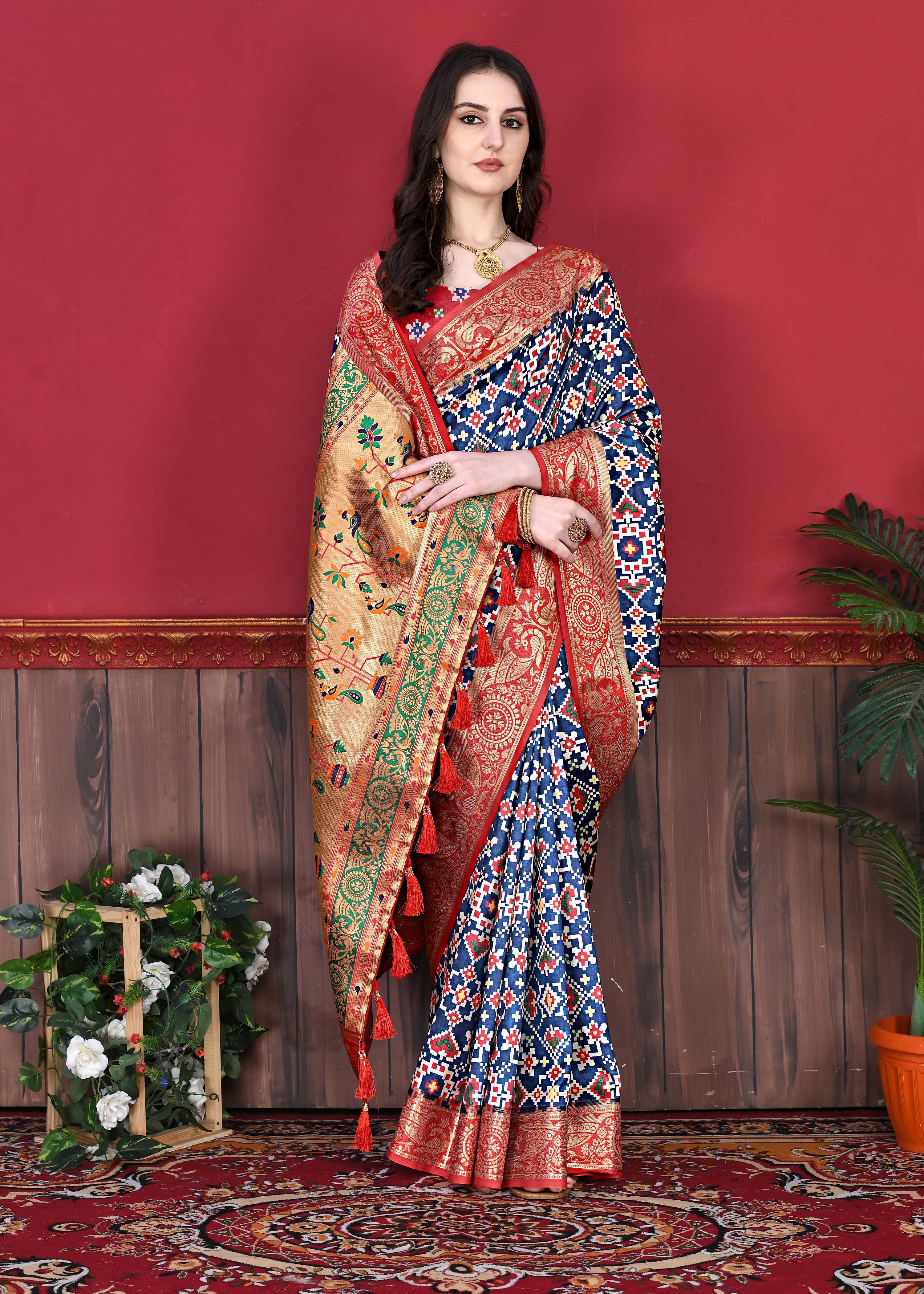 Yavira silk Women's Blue Ikat Silk Blend Saree view 2