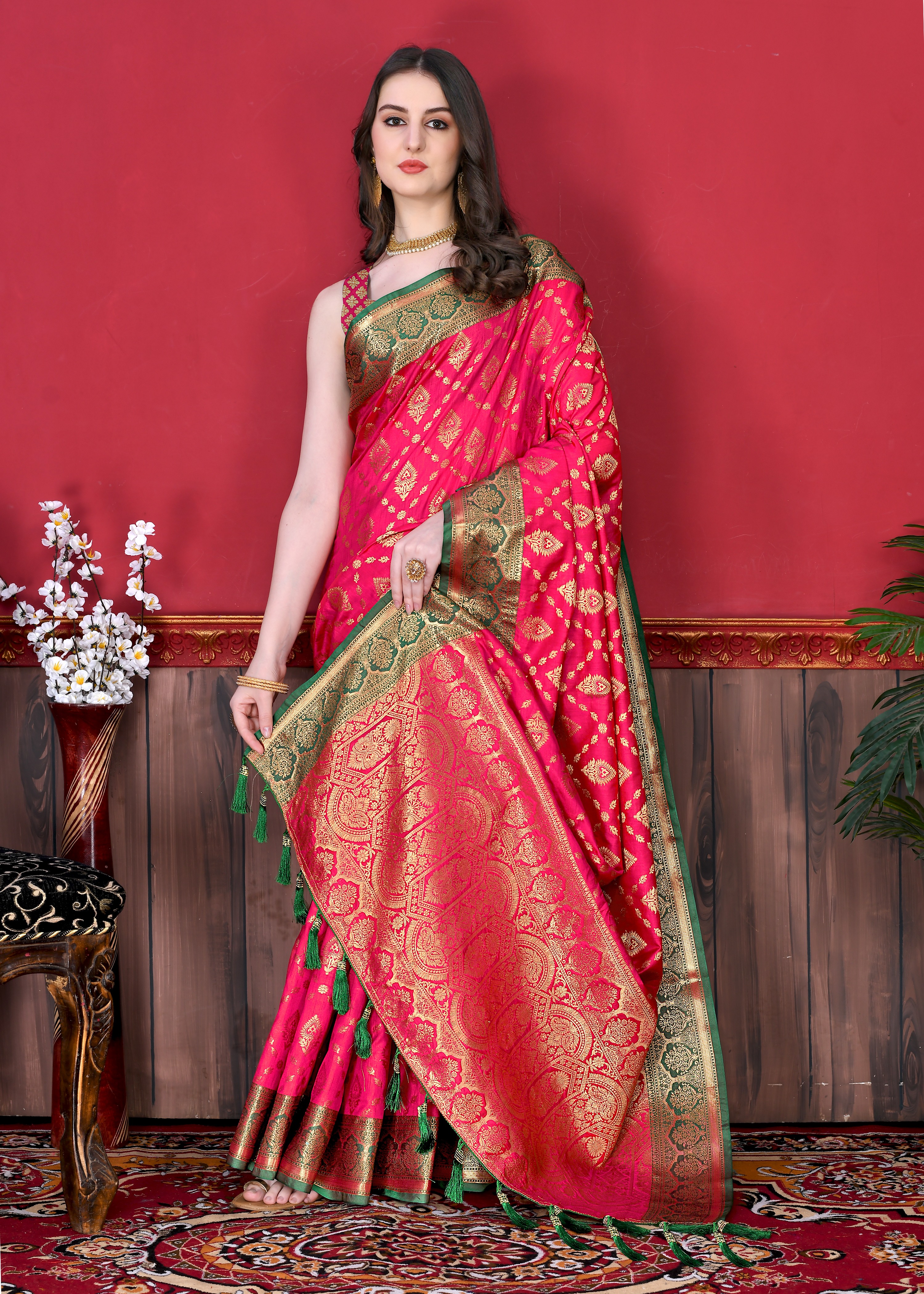 Yavira silk Women's Pink Handwoven Jacquard Saree view 2