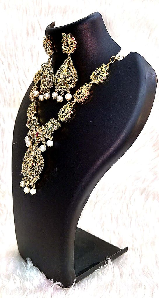 Gold-plated, pearl, and green stone necklace set view 2