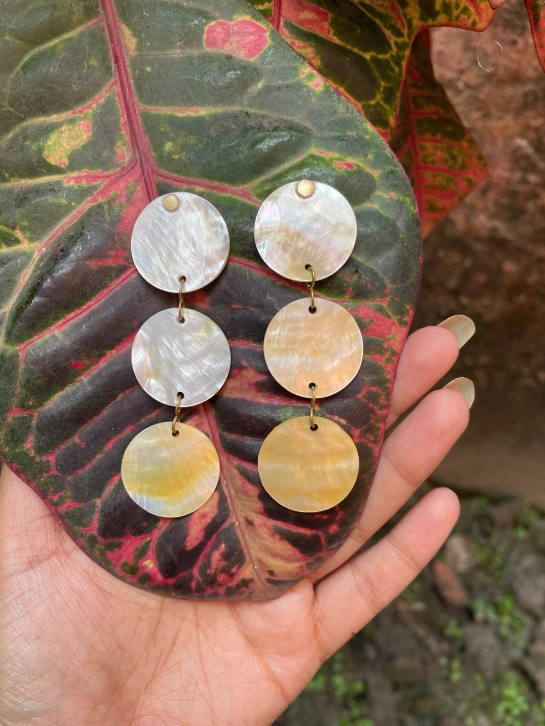 Mother of pearl pluto tops white earrings