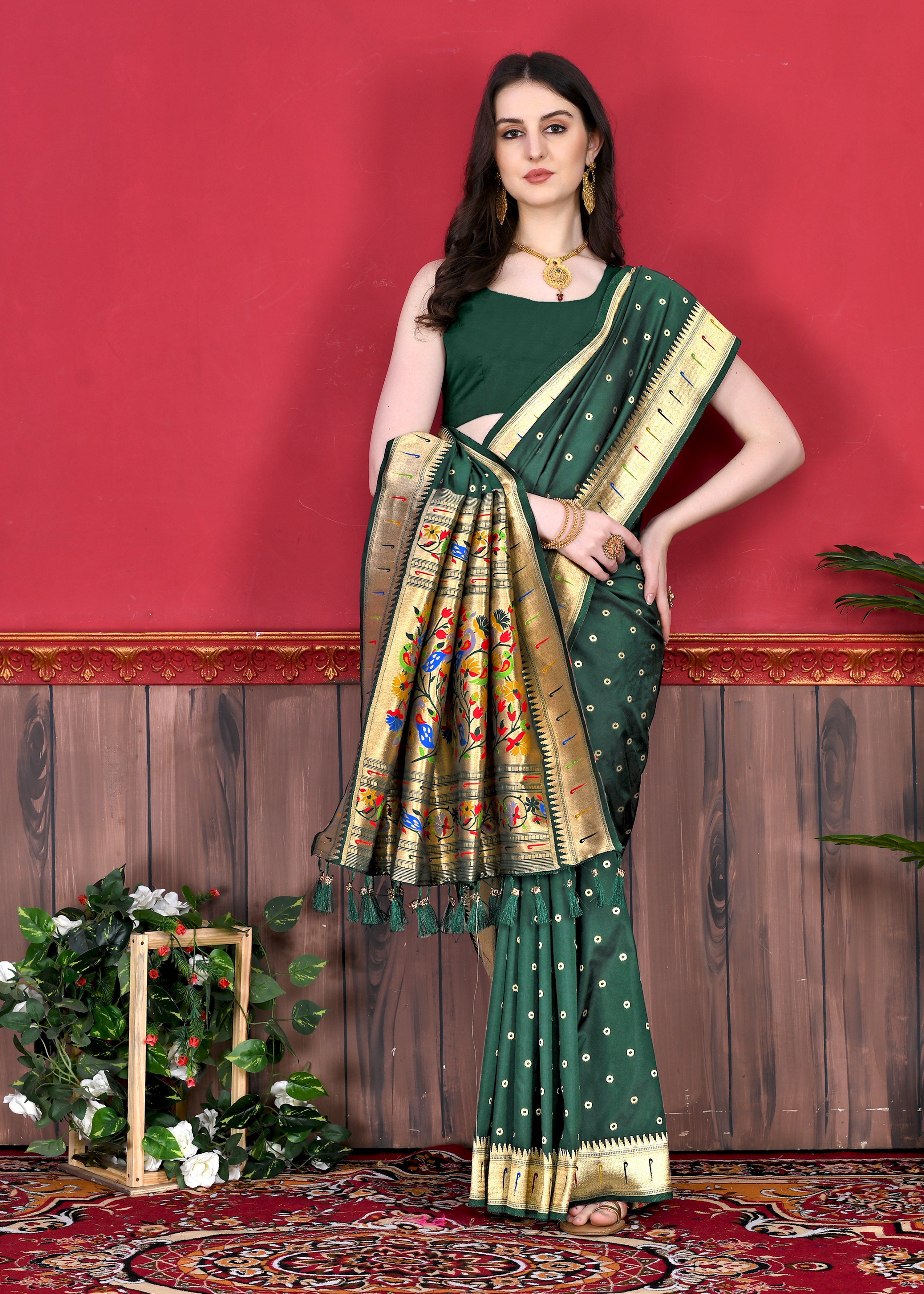 Yavira silk Women's Green Handwoven Jacquard Saree view 2