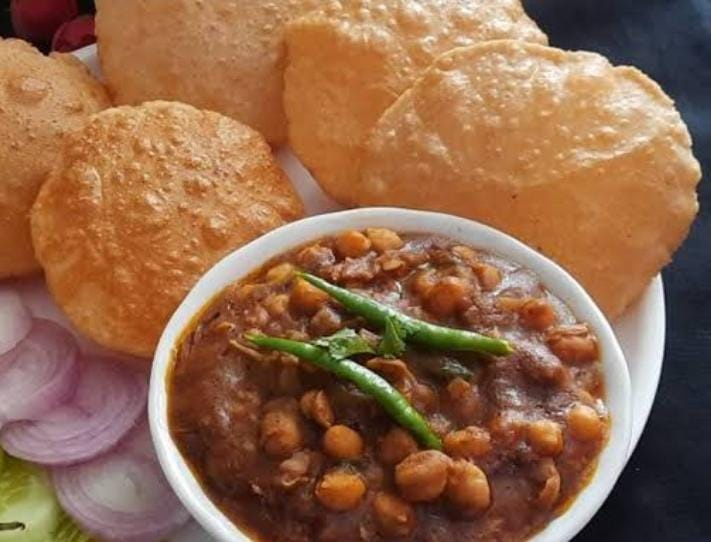 Poori chole with curd (5pcs)