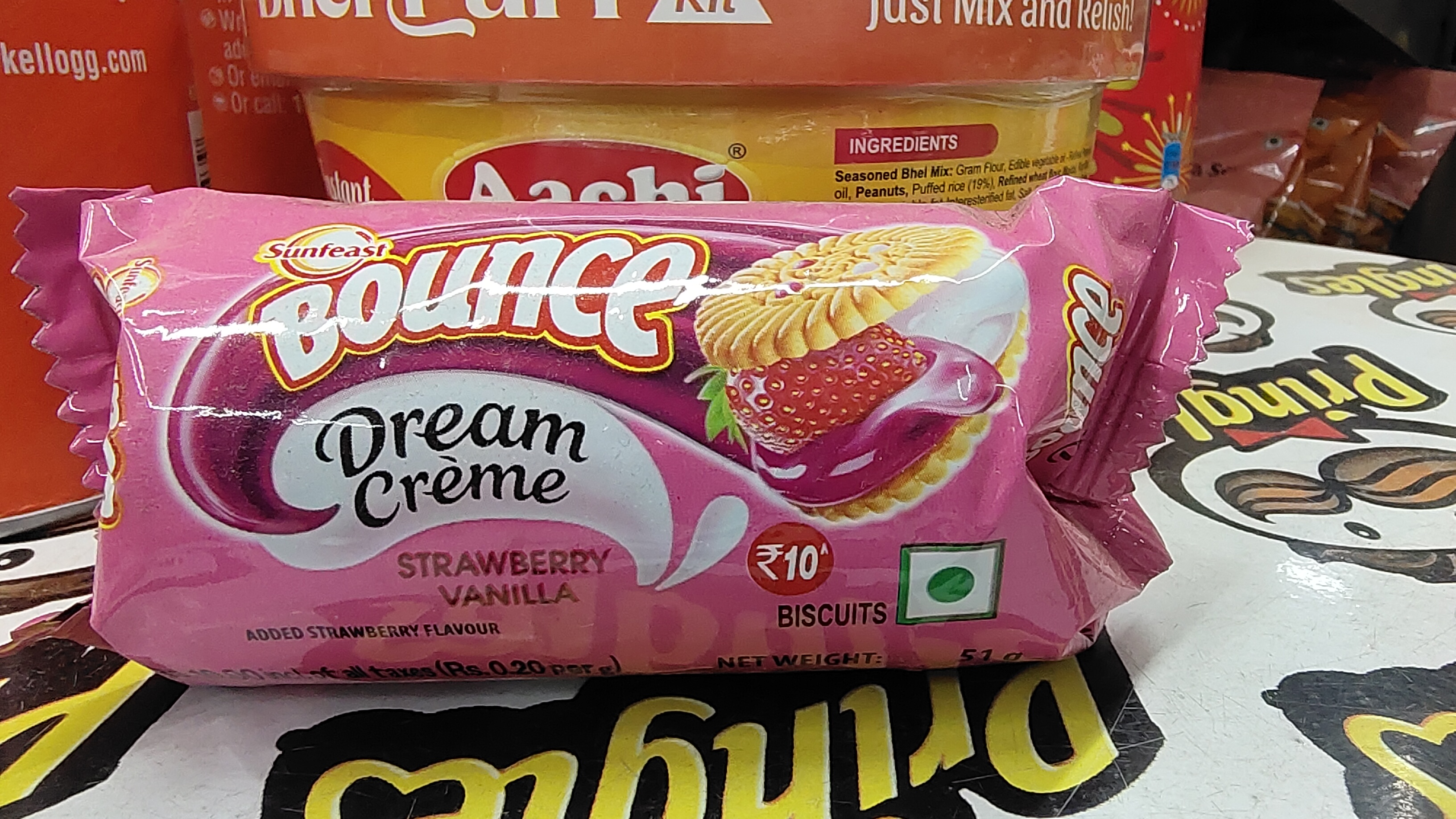 Sunfeast bounce dream creme strawberry vanilla