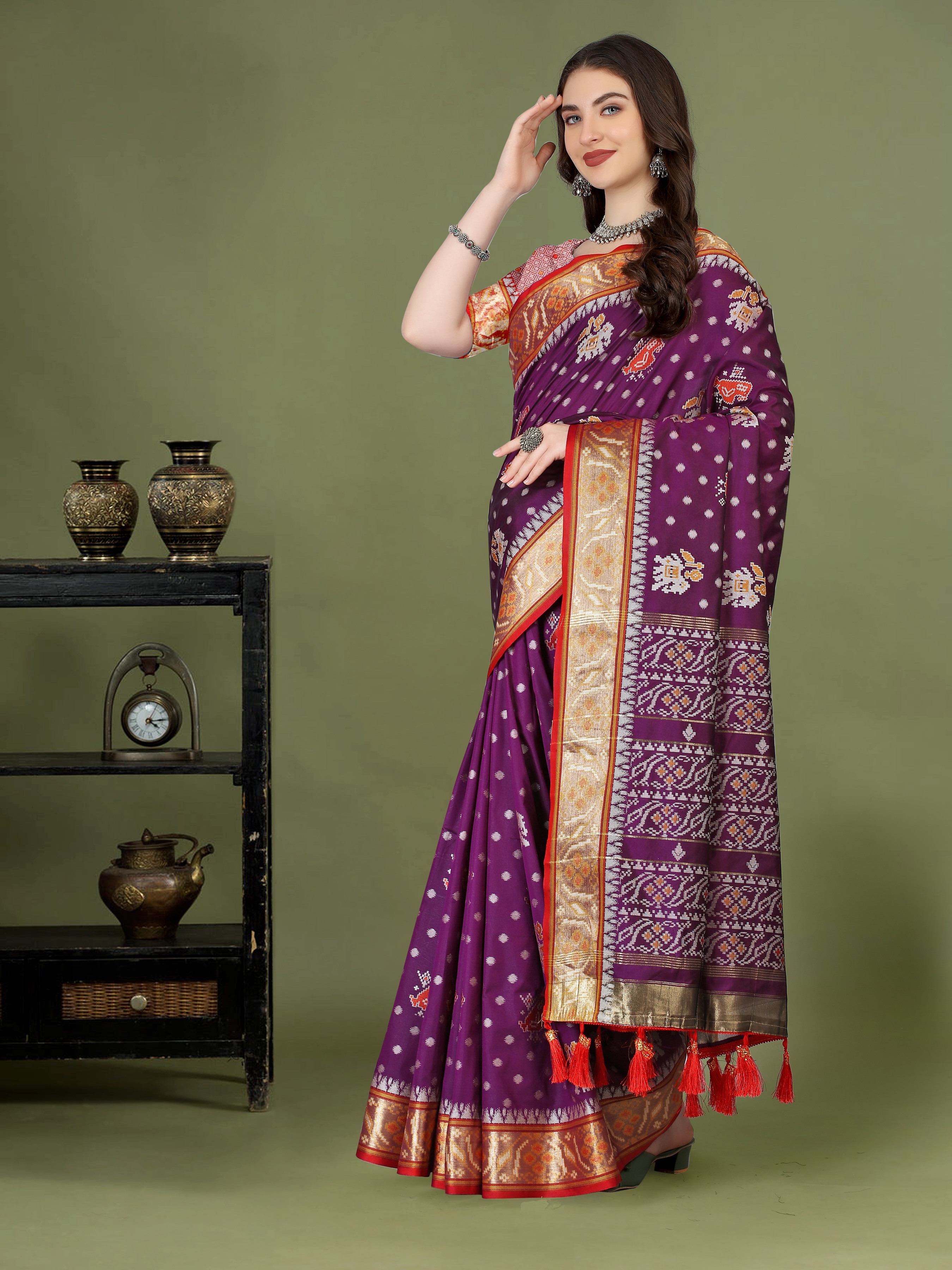 Yavira silk Women's Purple Handwoven Silk Saree view 2