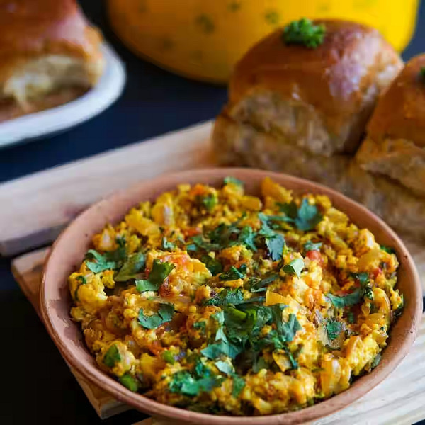 Paneer bhurji with 4 pav