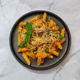 Pasta in roasted tomato and bell pepper sauce (Vegan)