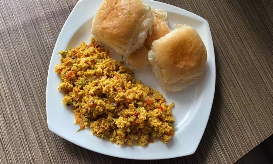 Egg bhurji with 4 pav