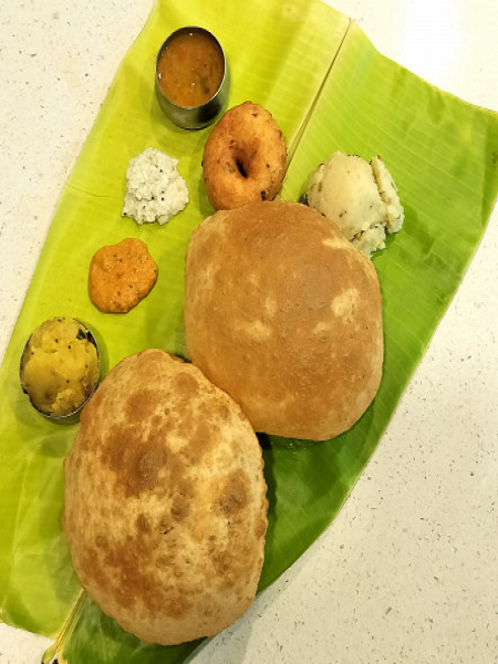 Bf combo 8 ( poori 2 + mini ghee pongal + vada 1 )