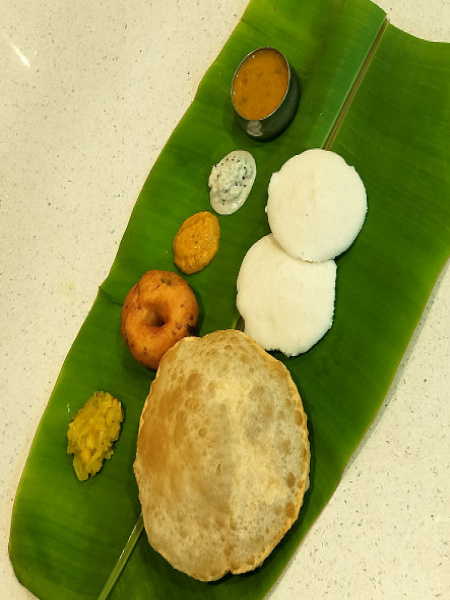 Bf combo 6 ( idly 2 + poori 1 + vada 1 )