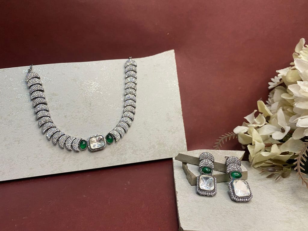 Emerald Elegance Diamond Set view 2