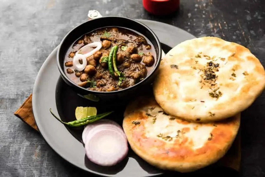 Chole aloo wale kulche