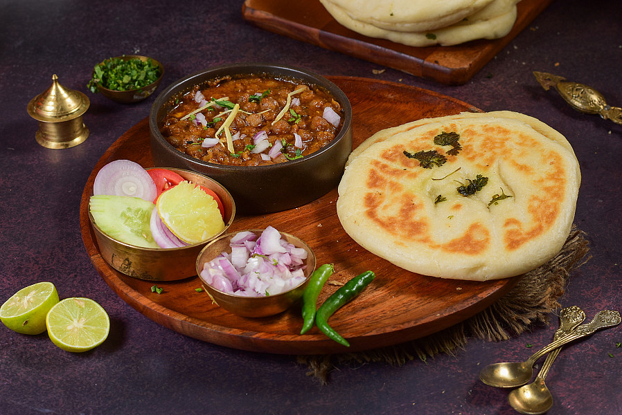 Chole peri peri amritsari kulcha (spicy)