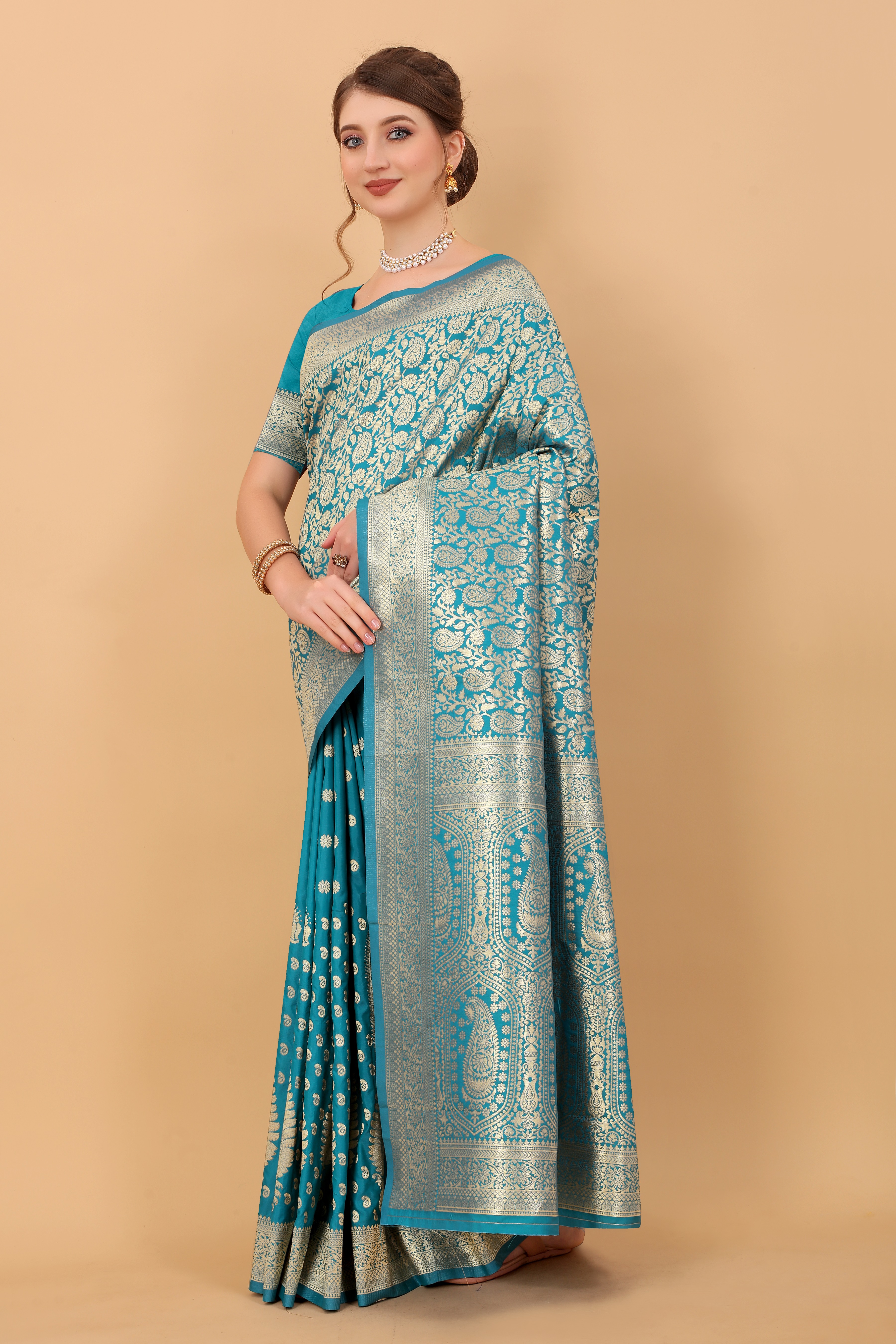 Yavira silk Women's Blue Handwoven Silk Blend Saree view 2