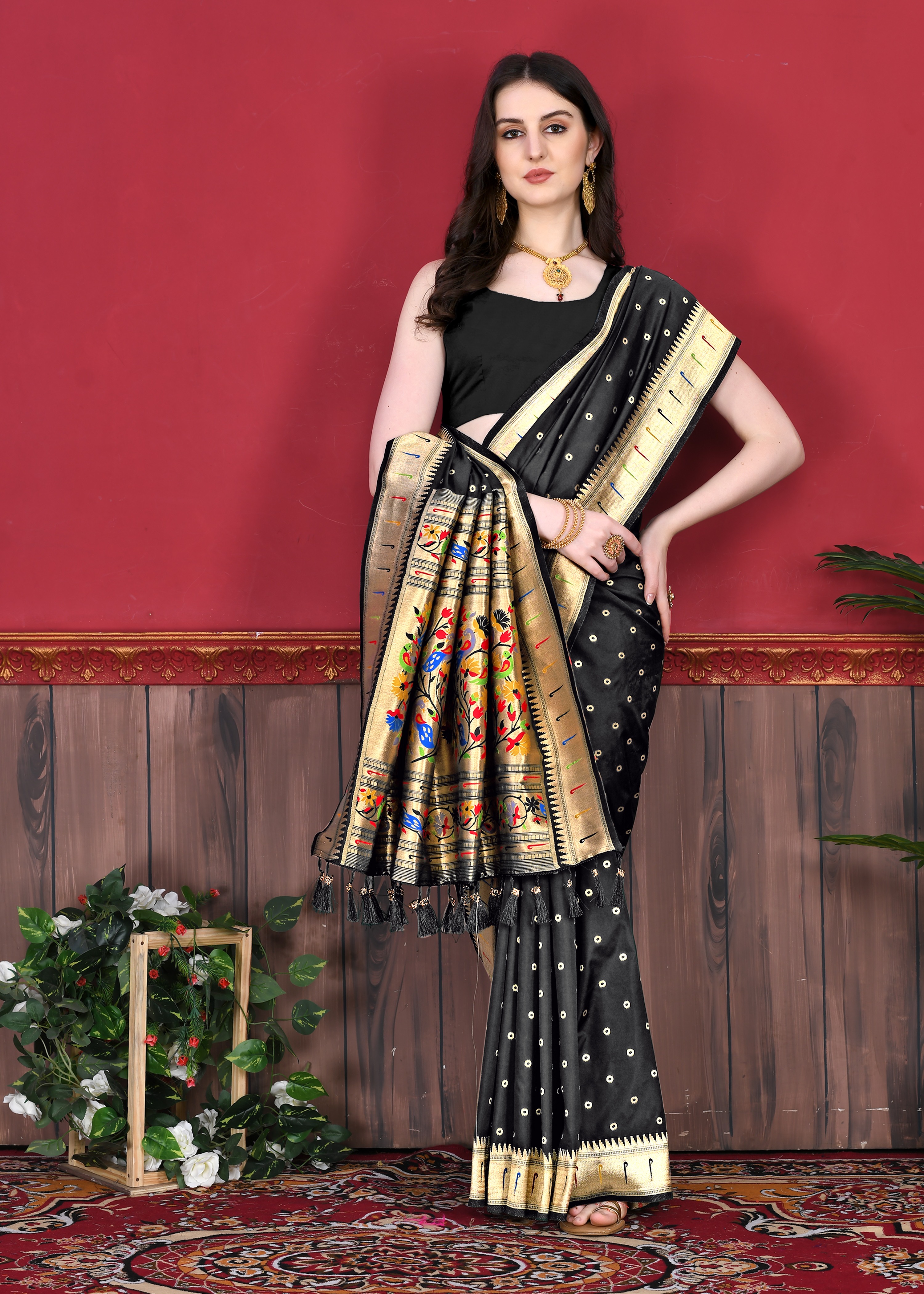 Yavira silk Women's Black Handwoven Jacquard Saree view 2