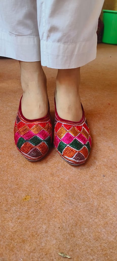 multicolour female leather juti