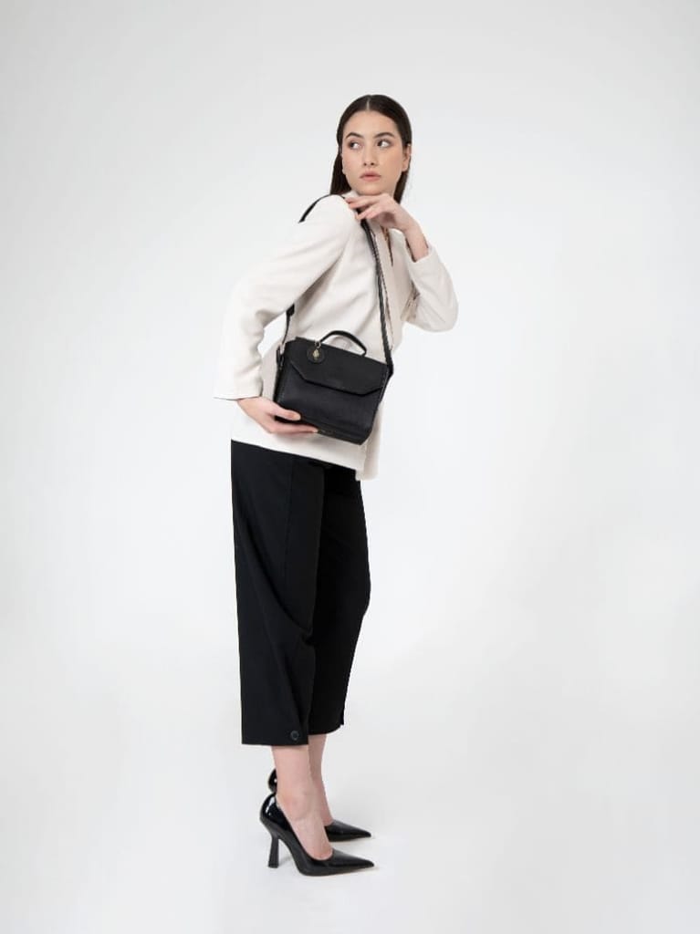 Asteria - Black view 2