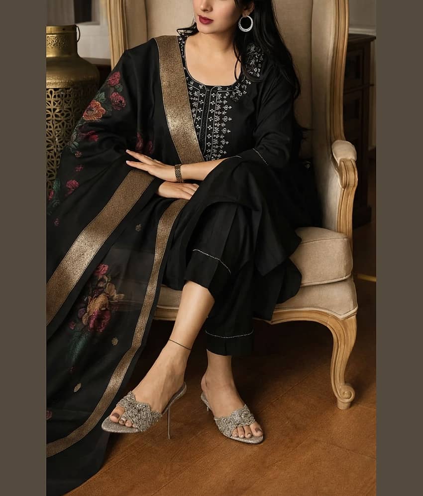 Radhe Enterprise Women Rayon Embroidered Straight Kurti With Pants ( Black ) view 2