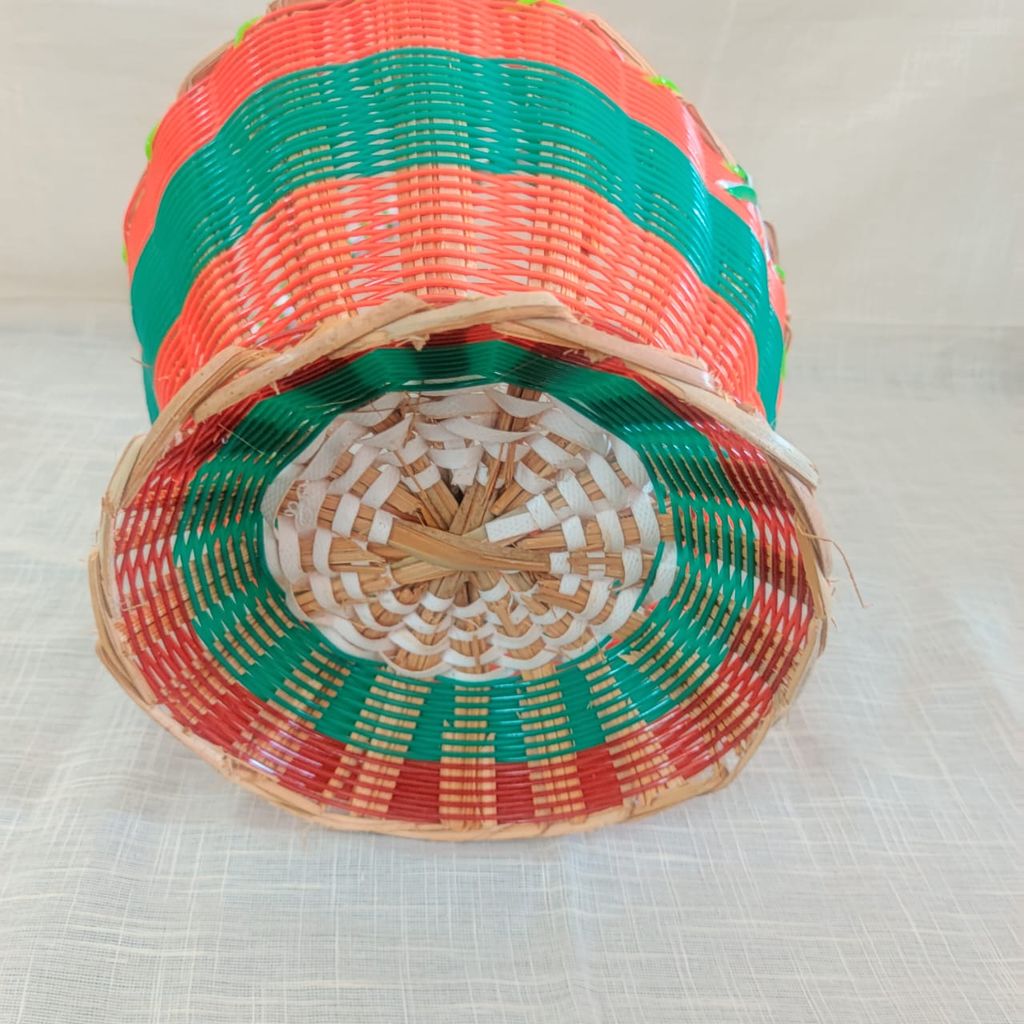 Handwoven Wicker Picnic Basket with Lid and Carrying Handle view 2