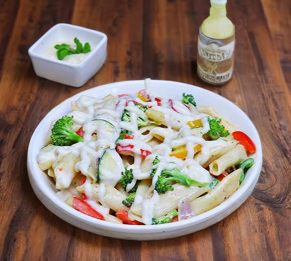 White sauce cheese pasta