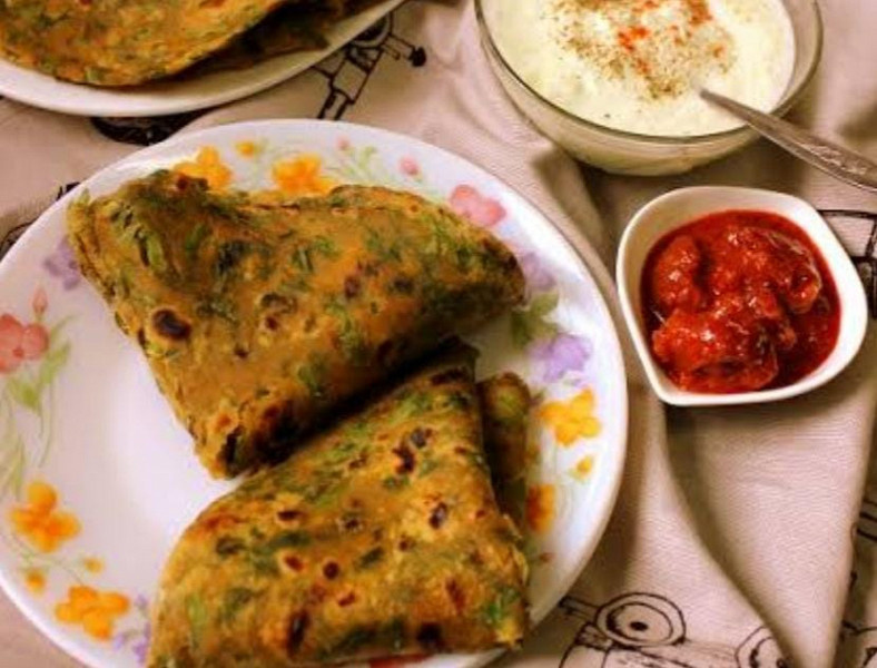 Palak ke parathe(3pcs) with curd & pickle