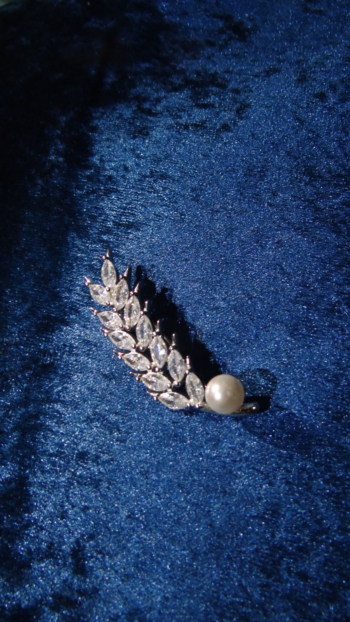 Royal Leaf Pearl Brooch view 2