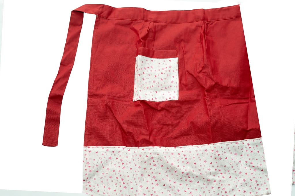 Red cotton apron with white floral print and pocket view 2
