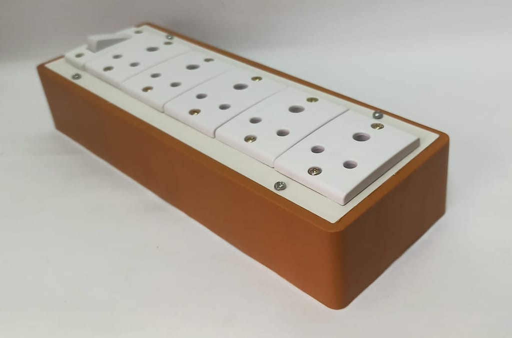 6A 5 Sockets (3 Pin Socket) & 1 Switch Extension Box with 6A Plug & 50m Wire view 2