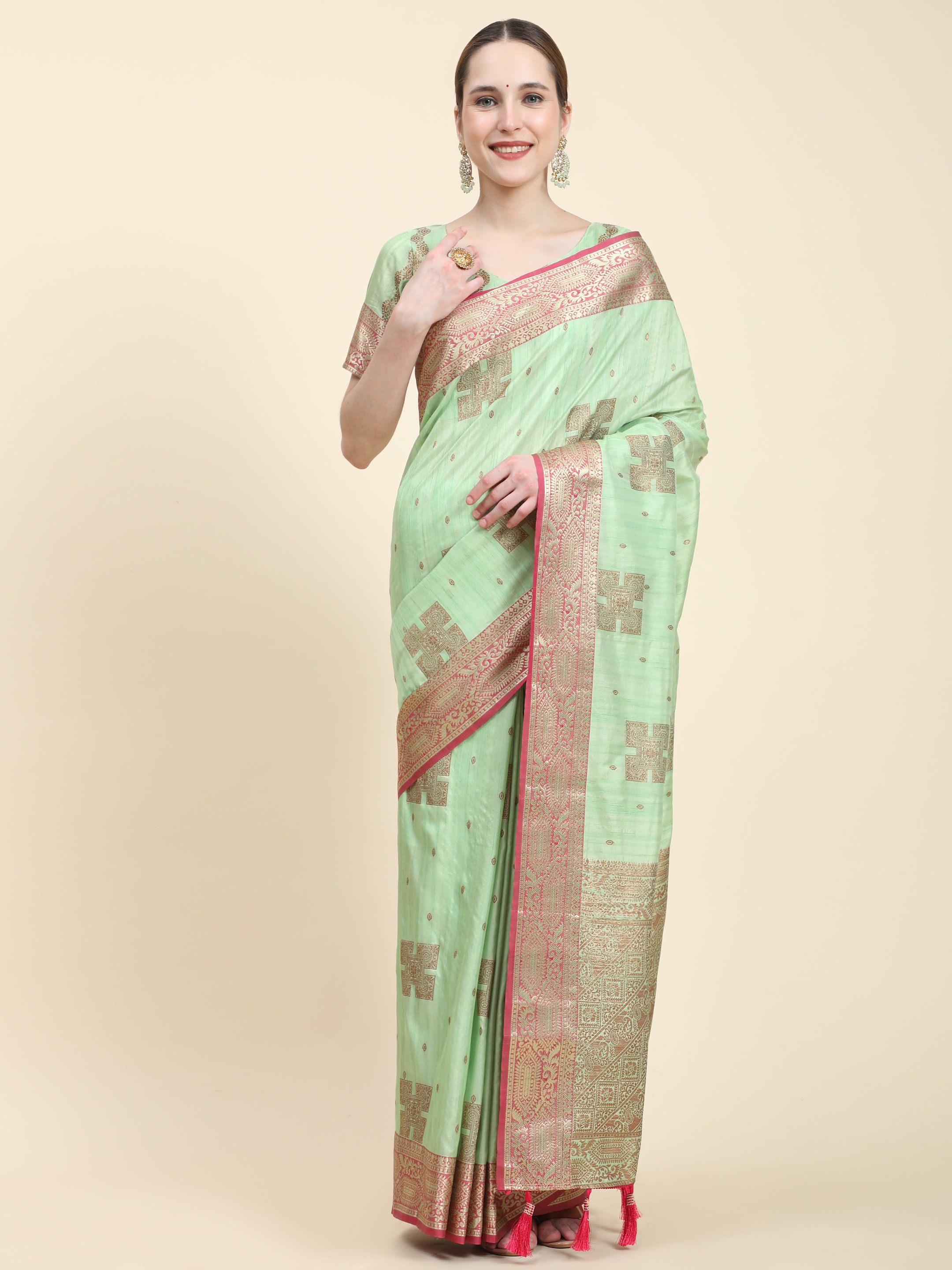 Yavira silk Women's Green Handwoven Jacquard Saree view 2