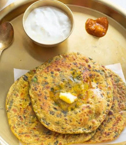 Methi ke parathe (3pcs) with curd & pickle
