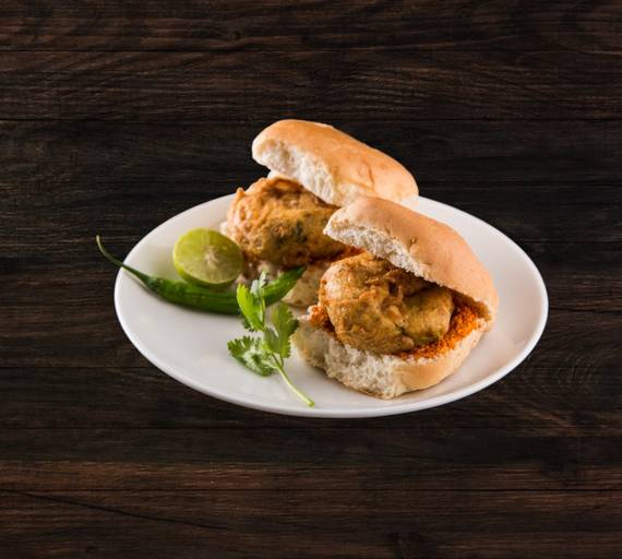 Paneer vada pav- tandoori sauce