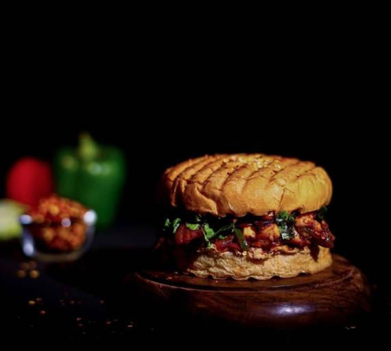 Peri peri paneer burger