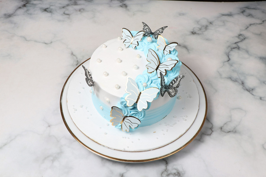 Blue & white butterscotch cake