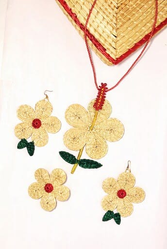 Handmade Adjustable Flower Design Beads Choker Necklace . view 2