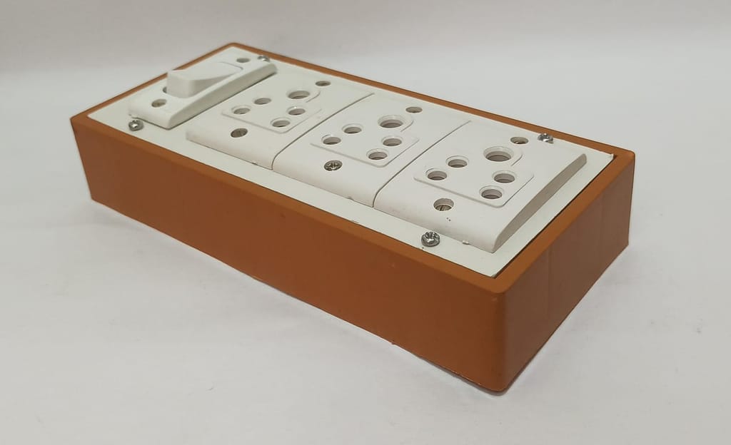 6A 3 Sockets (5 Pin Socket) & 1 Switch Extension Box with 16A Plug & 3m Wire view 2