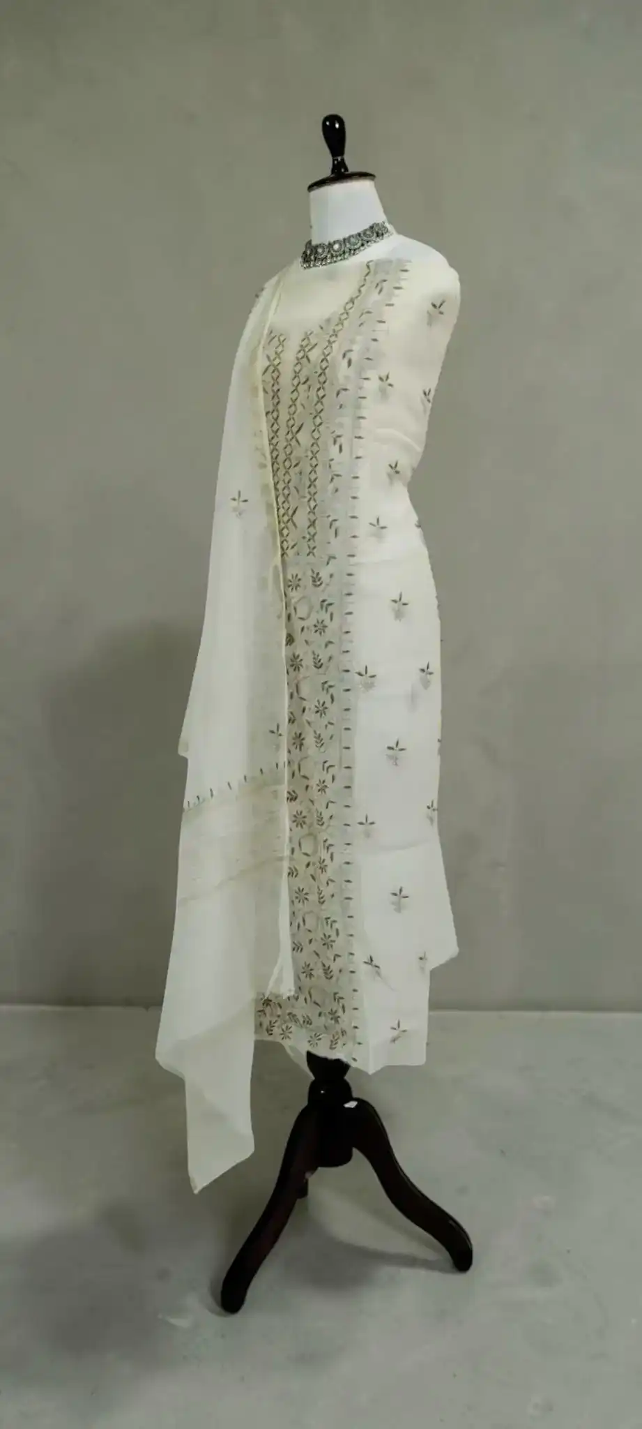 Handloom Lucknow Chikankari Mul Cotton Hand-Embroidered Dress Material view 2