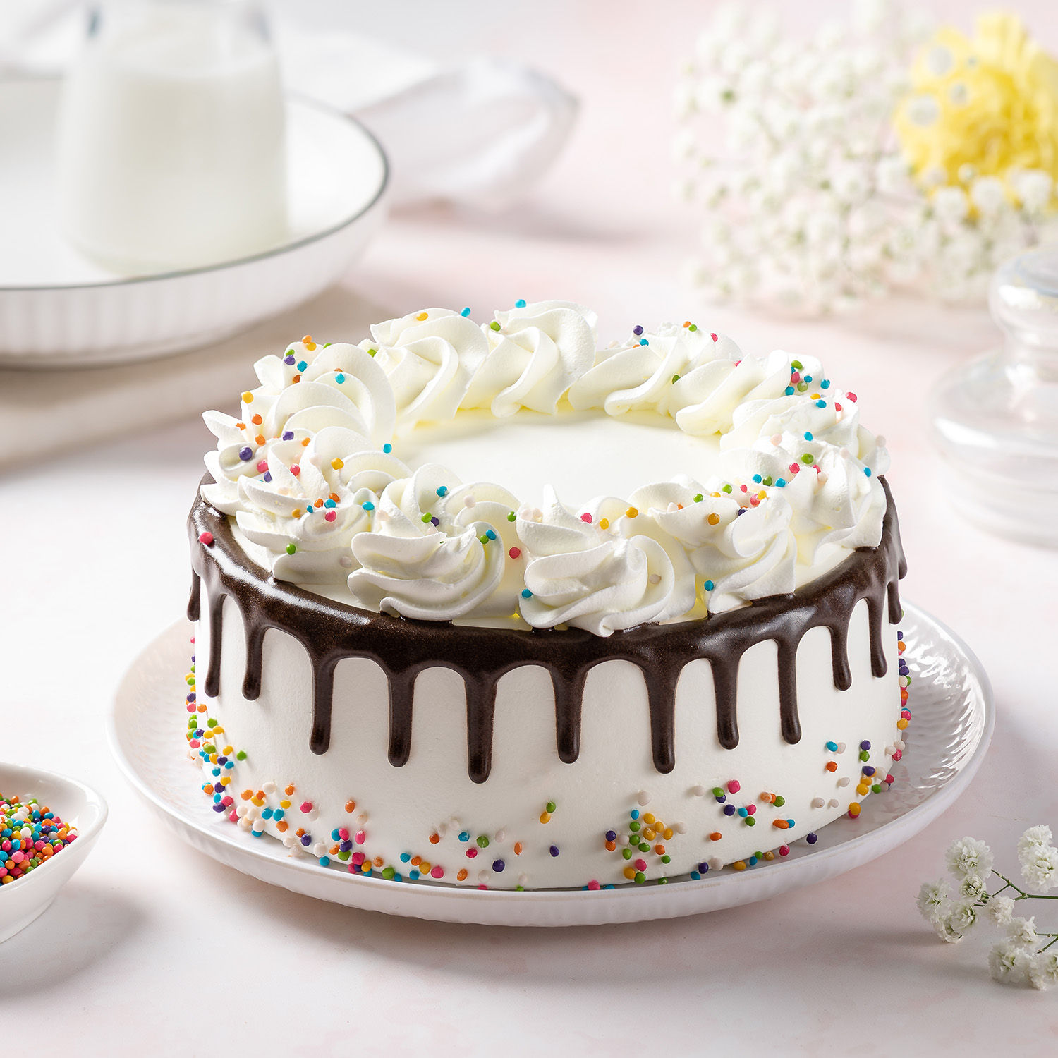 Creamy Drip Chocolate Cake Half Kg view 2